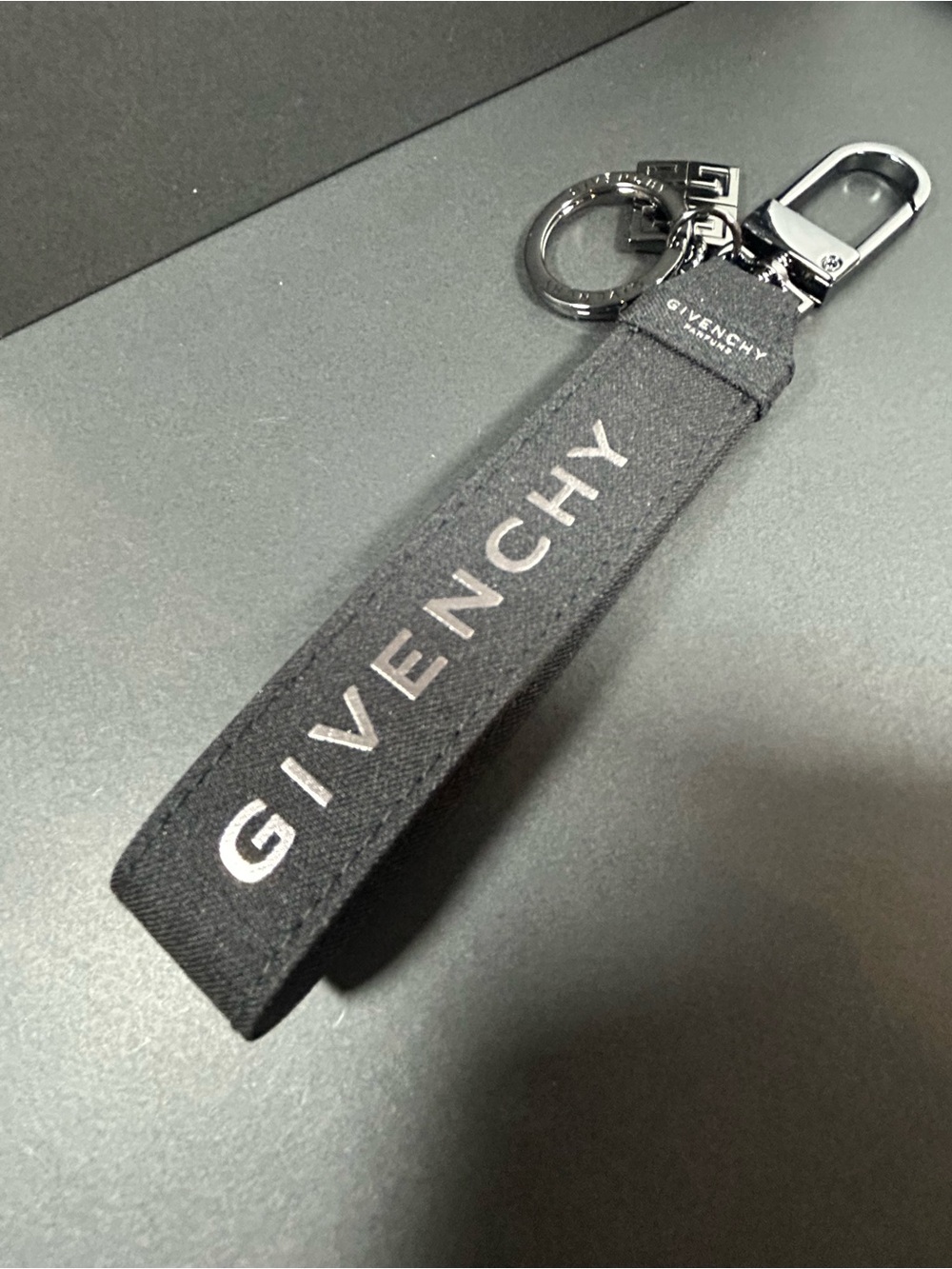 Givechy Gift Keychain - Picture 2 of 8